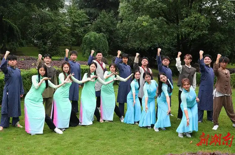 南华大学:创意合影致青春