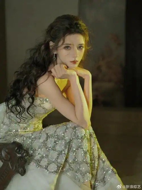 张予曦微博之夜第二套造型出图,亮片爆闪鱼尾裙搭配复古麦穗卷发型