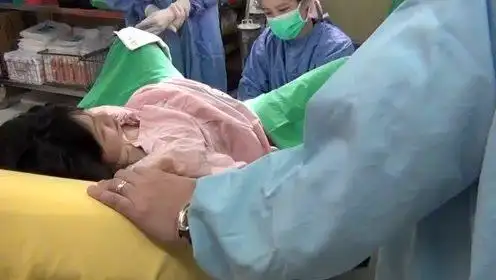 上传者:卡拉但是时 间:2019-06-19实录产妇顺产转剖宫产的艰难分娩