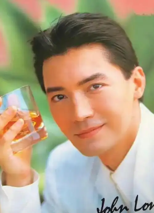 看到70岁尊龙才发现:真正的男神才不怕变老,头发花白也优雅帅气】身边