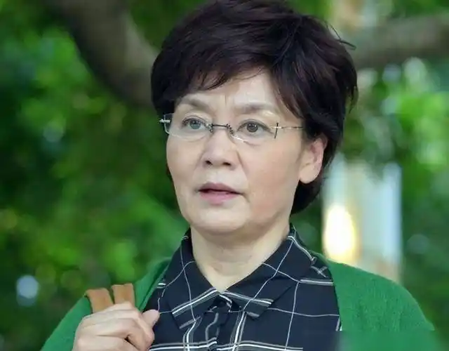 原创与初恋相爱30年为爱两次退圈的严晓频再度回归成婆婆专业户