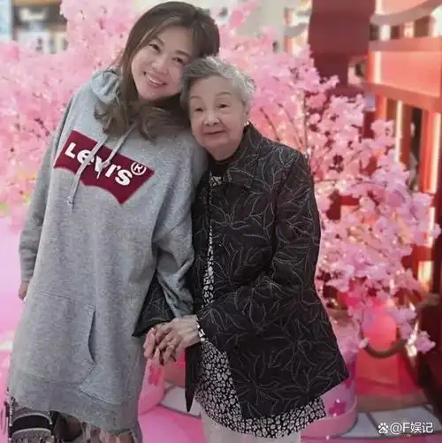 梅小青和梅小惠这对姐妹关系一向都很好,她们姐妹俩都是很孝顺妈妈的.