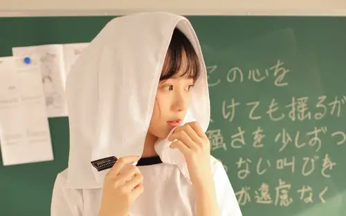 教室校花美女图片高清桌面壁纸