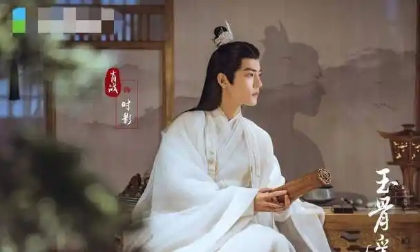 肖战新剧路透照曝光,白衣造型超惊艳,看到狗仔的拍摄角度太拼了_网友