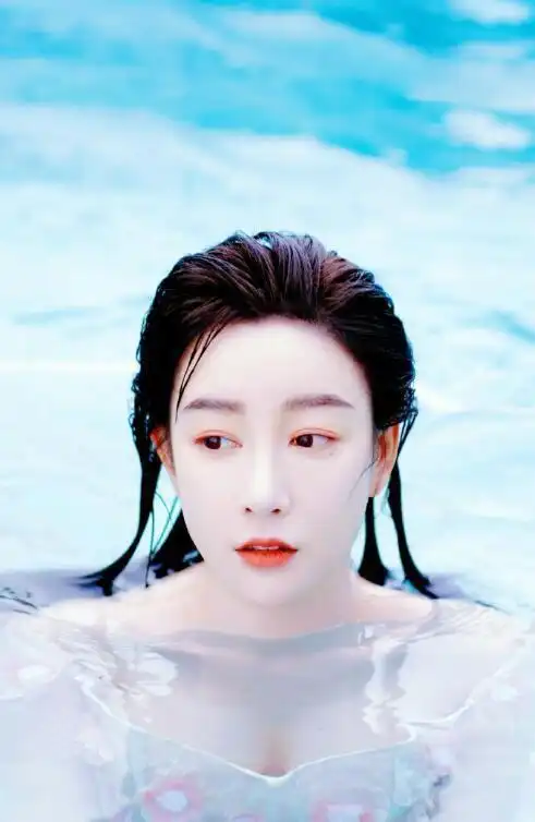 张檬官宣恋情后首晒杂志美照,自曝大冬天在泳池凹造型冻到抽筋!