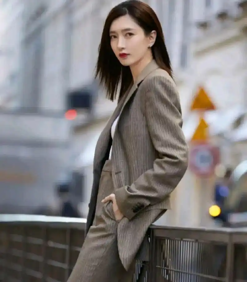 江疏影这气质真是太绝了,西服内搭白色圆领打底衫,下搭同色的西服裤