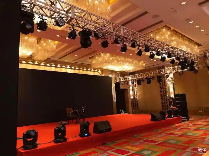 雷凌大屏幕-舞台灯光设备租赁_舞美音响背景租赁_舞台搭建led灯租赁