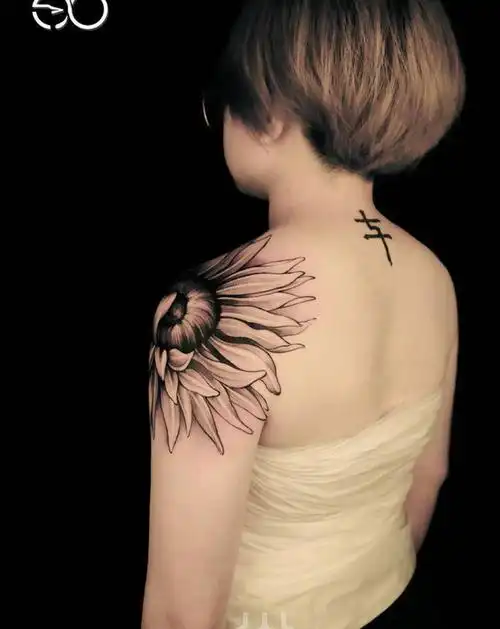 太阳纹身图片_肩部背部欧美写实点刺向日葵纹身图案