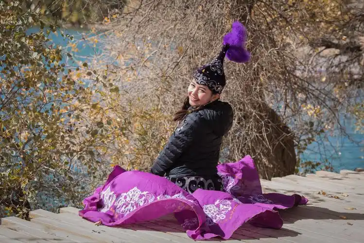 哈萨克族姑娘—波波