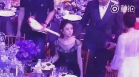 台下的赵丽颖,一个人孤零零的坐着.