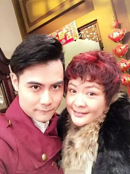 龚洁影和邝祖乐也是因戏结缘,不过不是《外》剧.