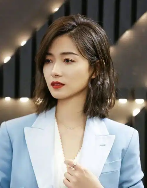 上次在声乐组,这次选择队长,万茜只站了一次,那就是能歌善舞的王霏霏.