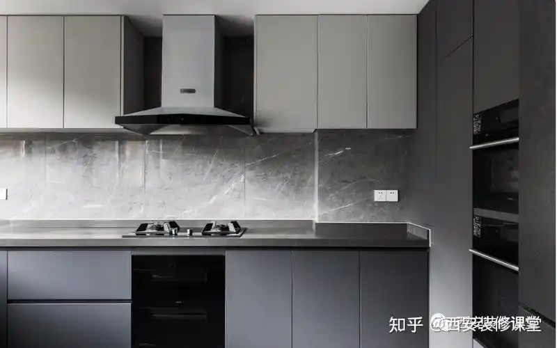 下深上浅非常适合厨房空间,主色调灰色系以后,地柜采用深灰色浅造型