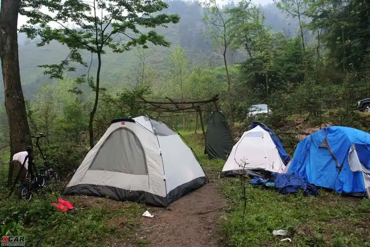 2家人,三顶帐篷,一顶厕所,三个自行车.