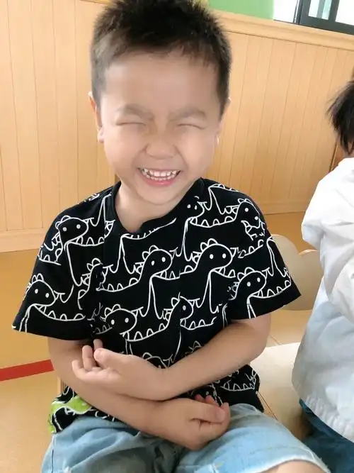 哈喽大家好,我是深圳中班的小朋友,这个笑的小眼睛都眯起来的小朋友就