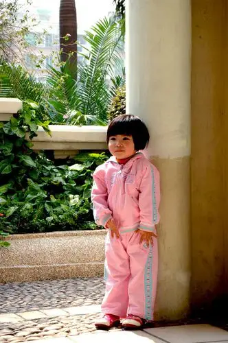 可爱2岁宝宝时尚运动装.