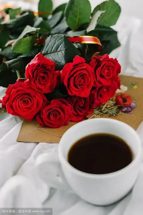 一杯咖啡,一束红玫瑰,信封