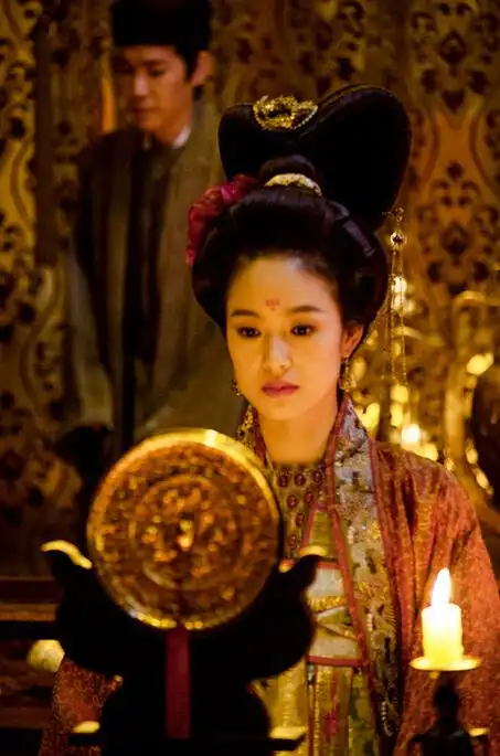 《聂隐娘》周韵分饰两角 神秘火焰面具杀气十足