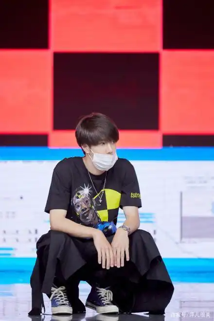 有一种a叫王一博穿裙子,遮住脸都挡不住他的魅力,美帅美帅的!