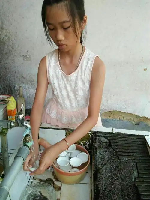 六年级学生洗衣服