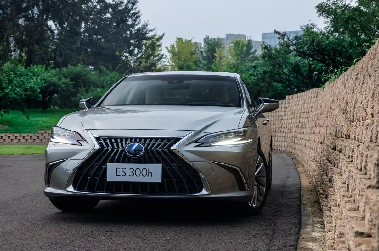 要面子选e级,要性价比选a6l,真正懂车的都选雷克萨斯es