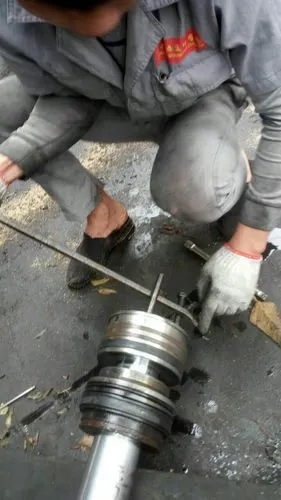 这是拆液压油缸里面零件的工作照.