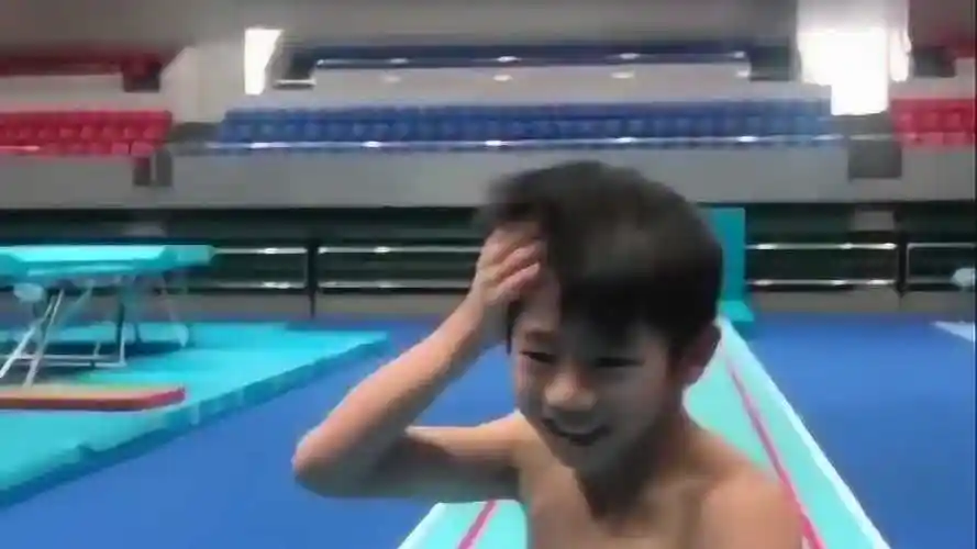 九岁小男孩在泳池边秀自己的腹肌,小姑娘来这一出,整得小伙子都懵了!