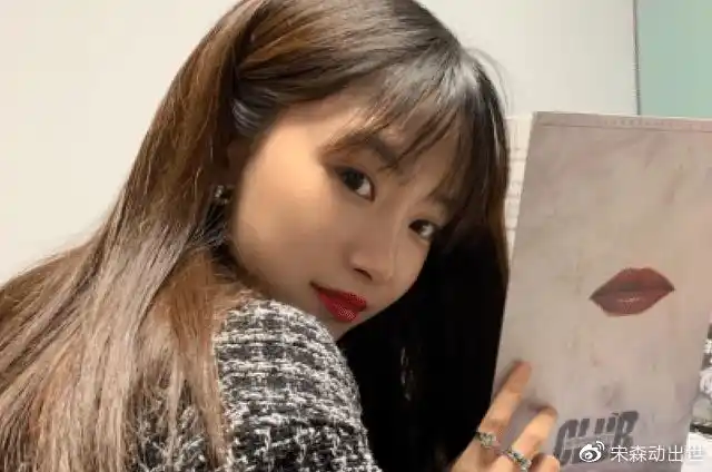 半藏森林晒侧颜杀微博里除了茶艺没别的这就是第一网红的手段