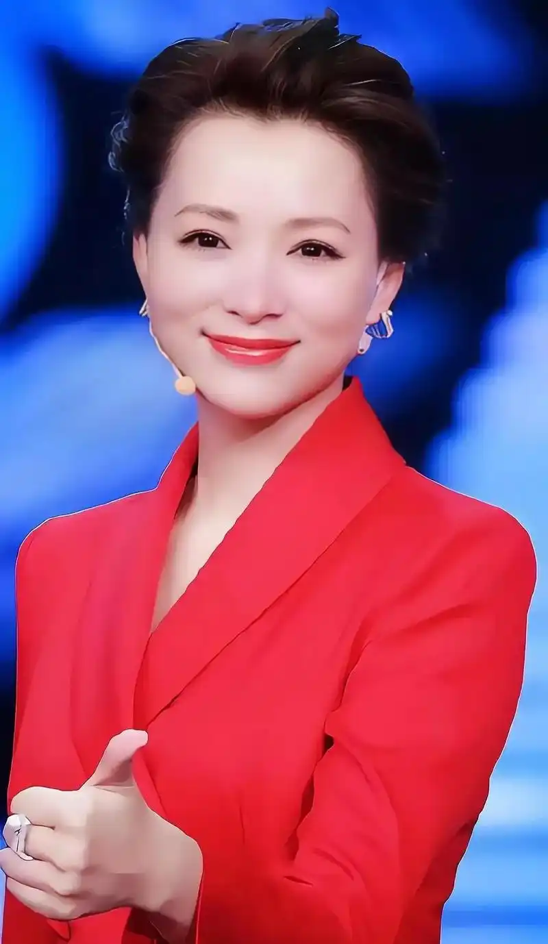 董卿:从央视一姐到豪门梦碎,事业与人生的波折背后 近年来,董卿在荧幕