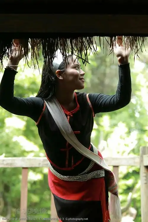 《靓丽佤族黑珍珠》 出镜:棒棒 摄影:开口笑