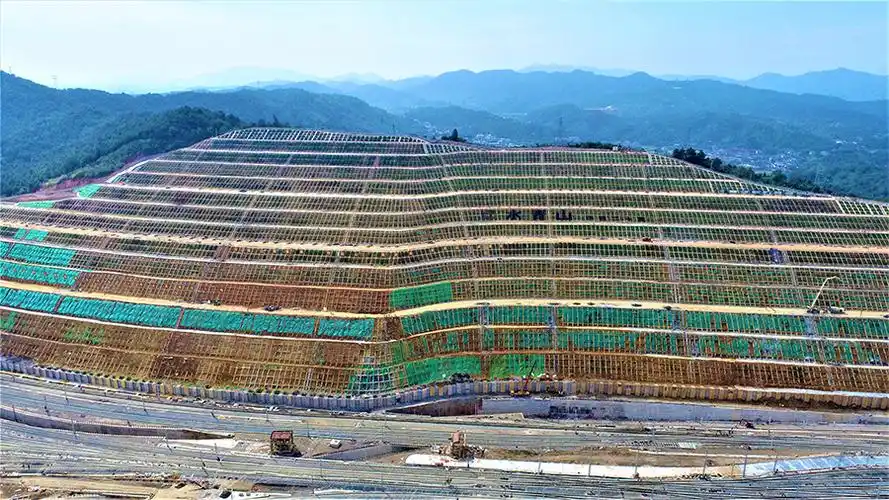 国内铁路最高边坡工程完工