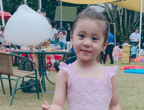 原创有种美人胚子叫咘咘,五官长开神似贾静雯,不愧是"最萌星二代"