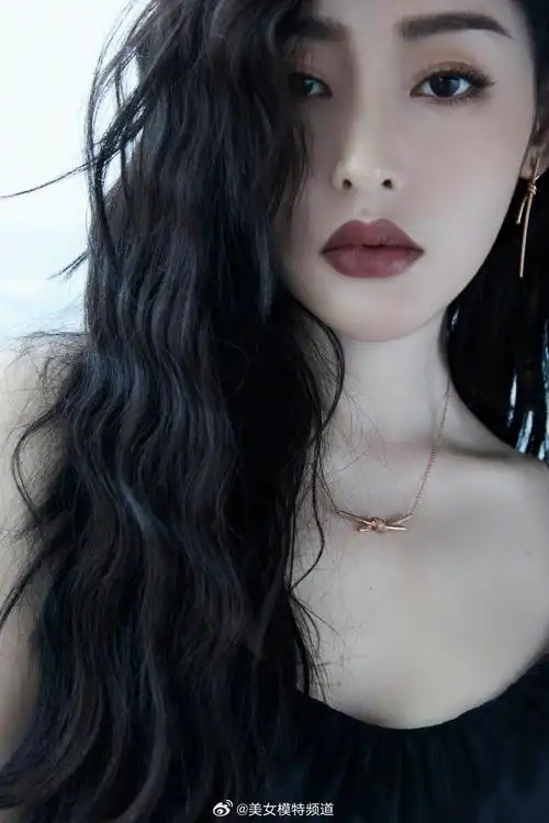 张天爱假期晒酷存照卷发披肩穿黑色吊带裙大秀好身材