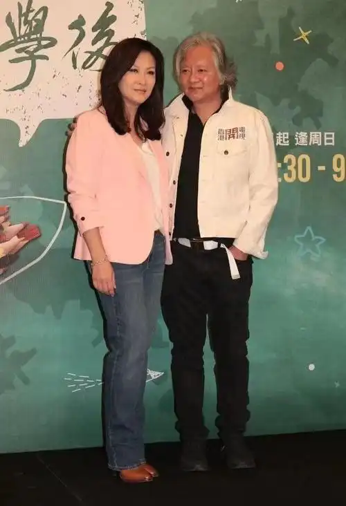 陈慧珊罕见携夫捞金大11岁老公满头白发像父辈她也老得明显