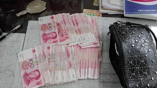 合肥101路公交驾驶员捡到8000元现金立即归还失主