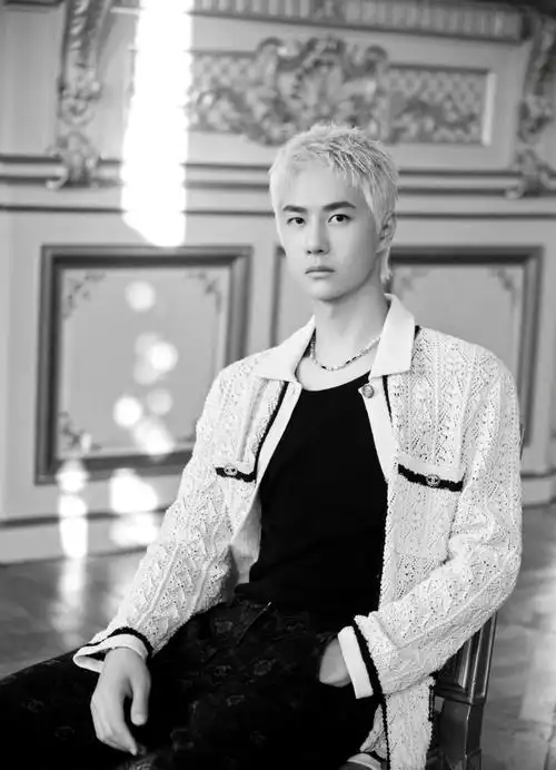 香奈儿全球品牌形象大使@uniq-王一博身穿chanel2024春夏预告系列外套