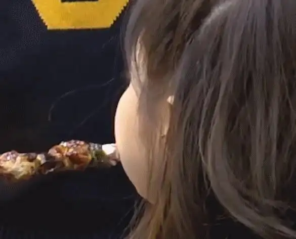 肉肉的jennie,她的脸到底有多小?戴的口罩比普通口罩还要小很多