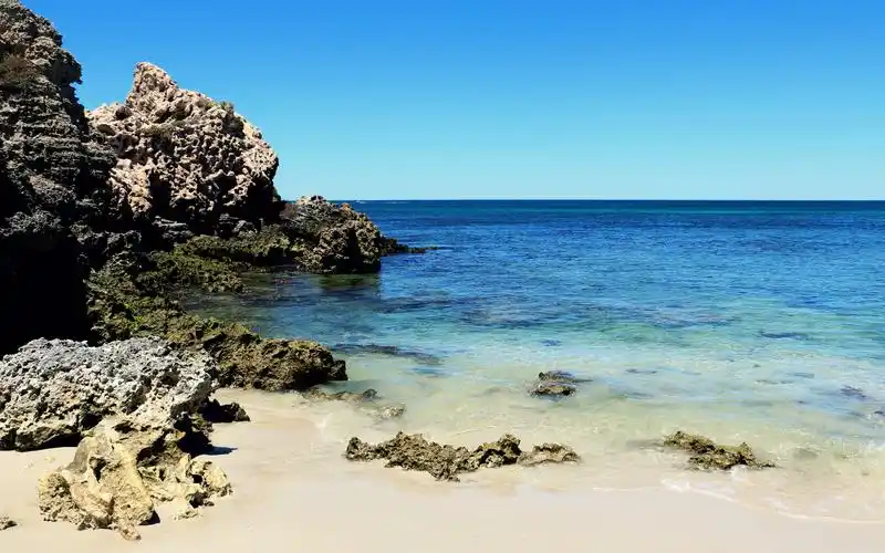 优美的蓝色大海风景桌面壁纸