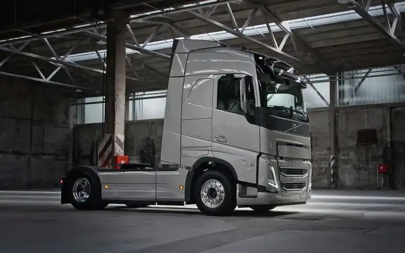 中英双语字幕全新一代沃尔沃fh系列卡车推动你的事业