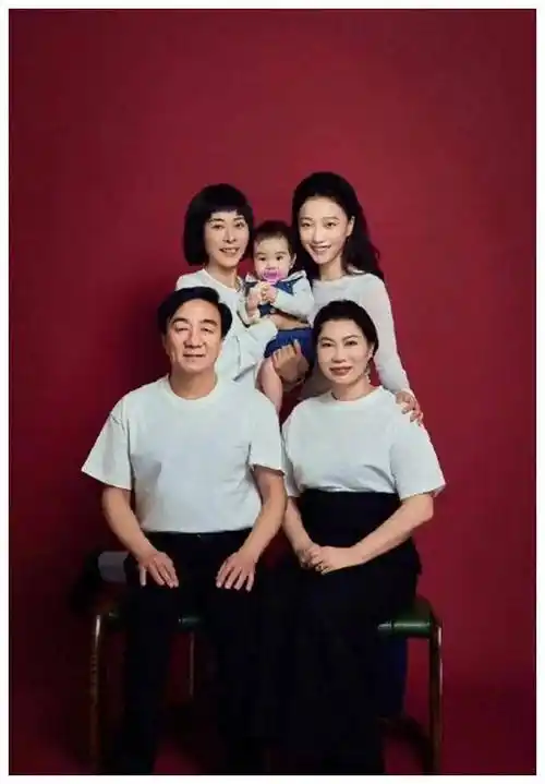 王珞丹全家庆元宵,喜迎新成员,晒出甜蜜全家福._大家庭_生活_祝福