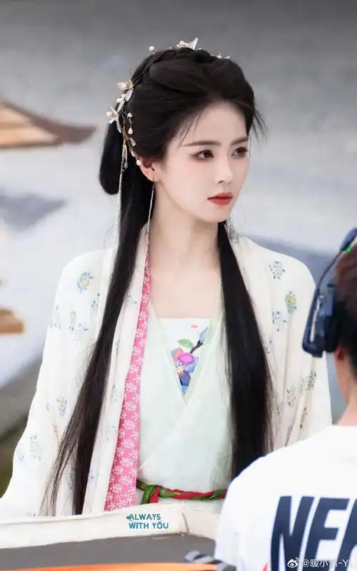 谁能想到2019年录综艺时白鹿还在盼着可以有一部古装剧,剧里有仙气