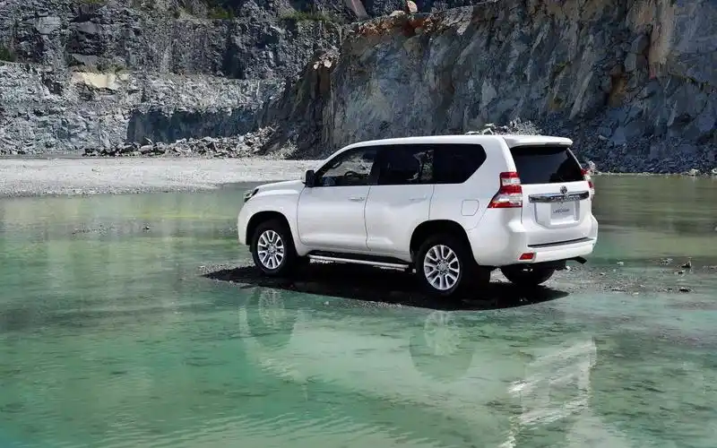 霸气丰田普拉多壁纸图片