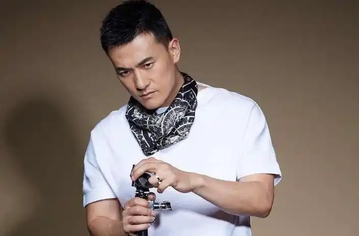 赫子铭,1982年8月4日出生于黑龙江省鹤岗市绥滨县,毕业于重庆大学美视