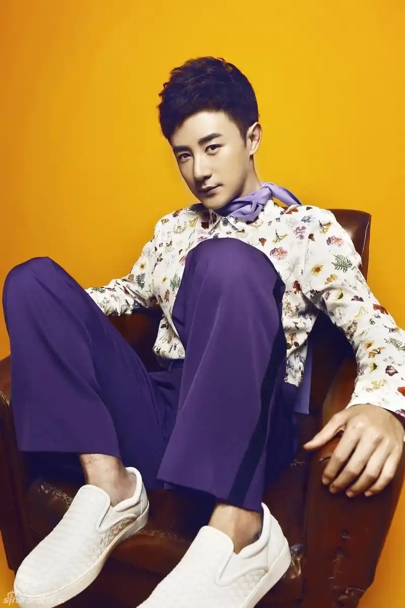 中饰演男一号"徐子豪"的男星张倬闻曝光了最新时尚写真