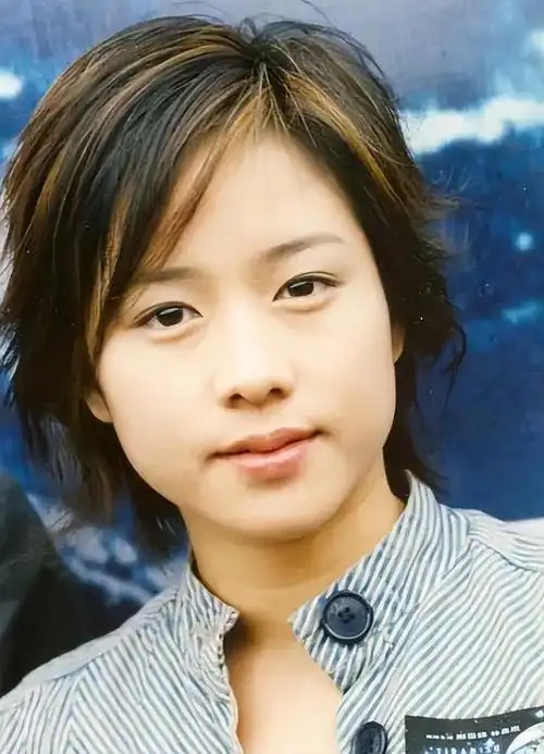 林嘉欣出道的时候,正值港娱巅峰,香港漂亮的女明星层出不穷,林嘉欣在