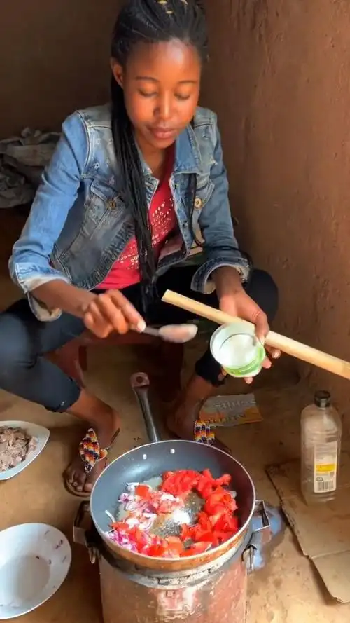 非洲美女做饭,这技术还是很不错的