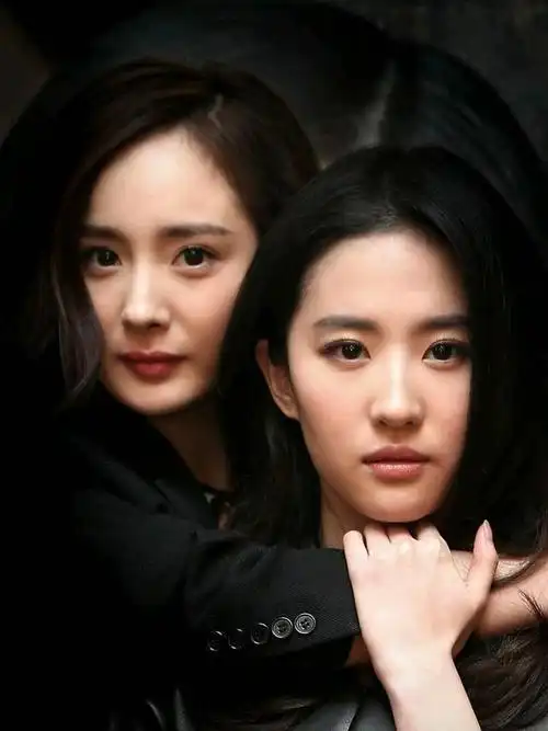 刘亦菲和其他女星合影都很显眼对比一下