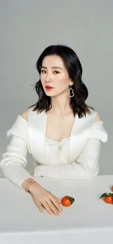 美女明星刘诗诗端庄白礼服写真