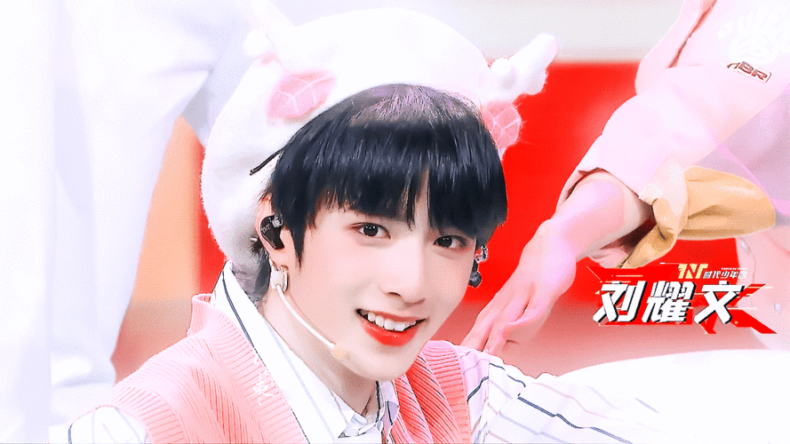 而当一个183的男生穿上西装,再戴上兔耳朵,反差萌之后,再来扭动扭动的