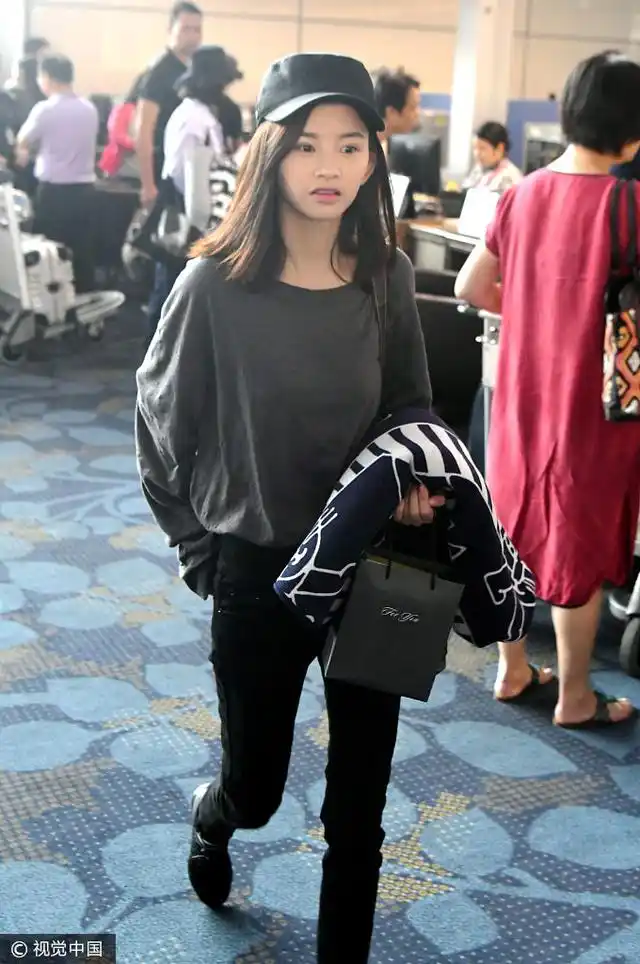 2017年8月26日,上海,snh48成员林思意现身机场.